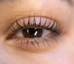 כמה עולה הרמת ריסים